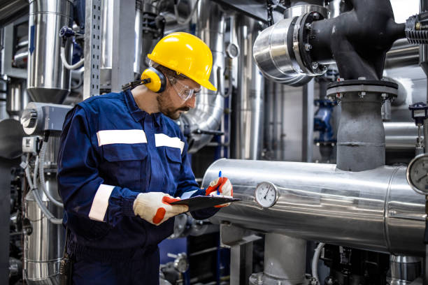 Técnico realizando tareas de mantenimiento HVAC