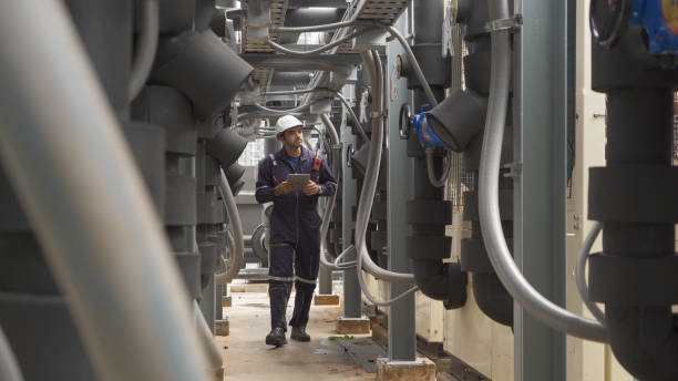 Técnico realizando mantenimiento HVAC